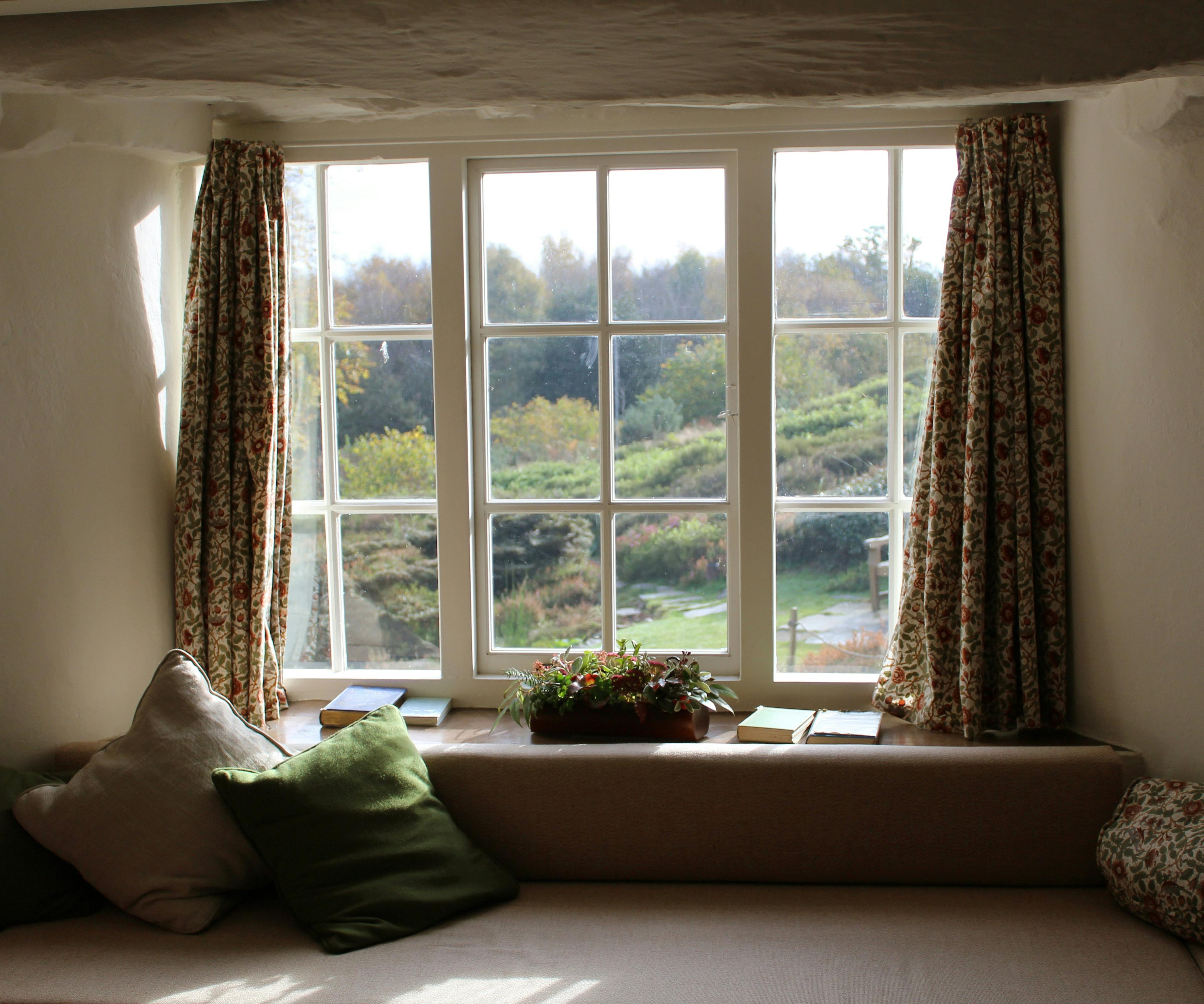 Energy-efficient windows with natural lighting