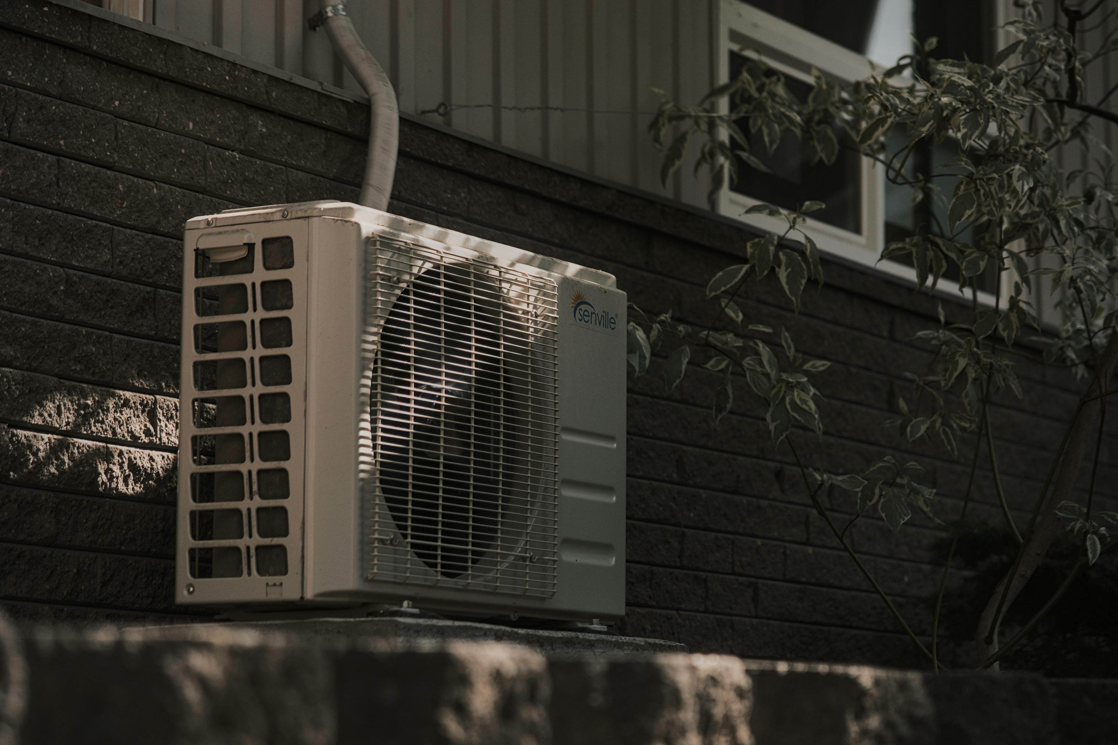 Energy-efficient air conditioning unit and ventilation